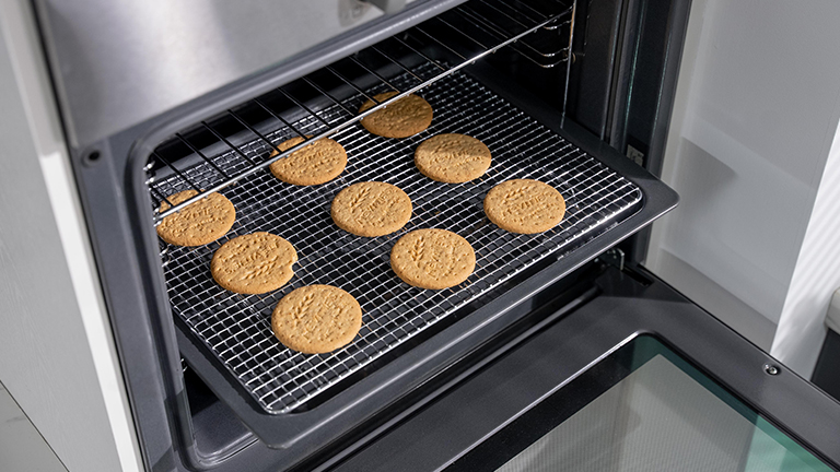 ¿Se pueden colocar las rejillas para enfriar en el horno?