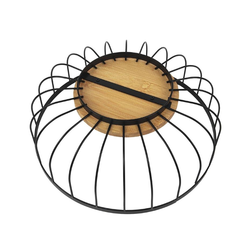 Cesta de frutas de alambre con fondo de bambú