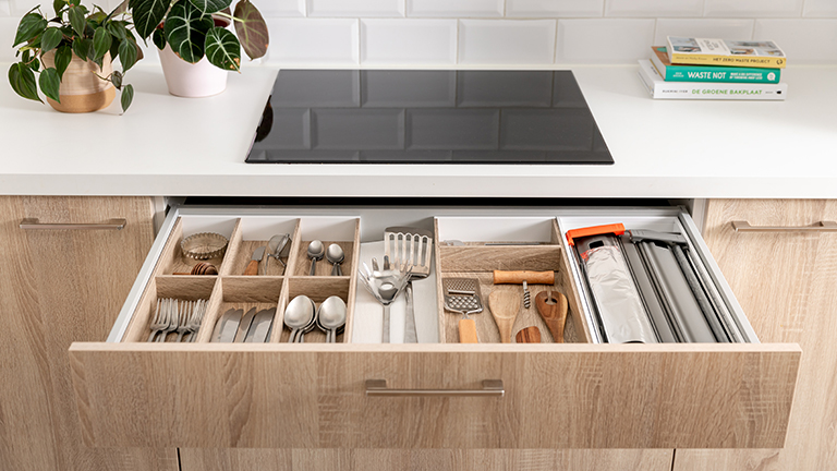 Diez organizadores de cocina imprescindibles: cómo maximizar el espacio y la eficiencia
