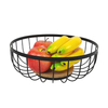 Cesta de frutas de alambre con fondo de bambú